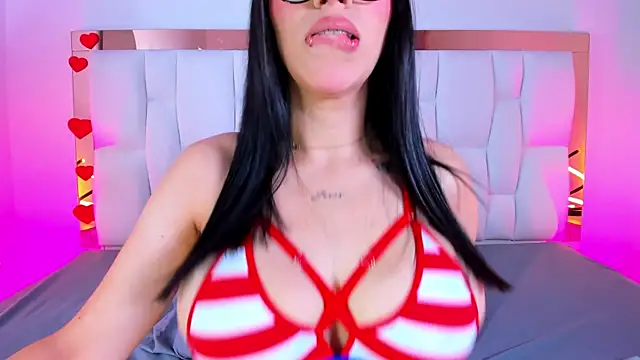 Snapshot of CamilleJuicy_ chatting on June 19, 1:04 pm CamilleJuicy online show from June 19, 1:04 pm