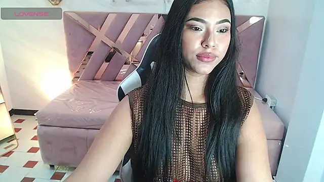 Snapshot of Kendall_Queen_v chatting on December 18, 12:06 am Kendall Queen v online show from December 18, 12:06 am