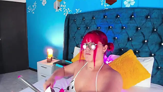 Issa Clark01 online show from February 6, 9:40 pm