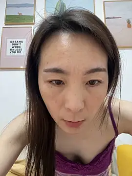 Snapshot of you-005 chatting on December 19, 2:18 am you-005 online show from December 19, 2:18 am