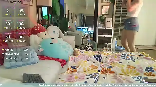 Snapshot of itscleomoon chatting on January 7, 1:41 am itscleomoon online show from January 7, 1:41 am