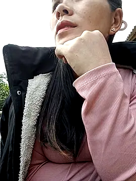 Snapshot of Uzi-na chatting on December 18, 9:15 am Uzi-na online show from December 18, 9:15 am