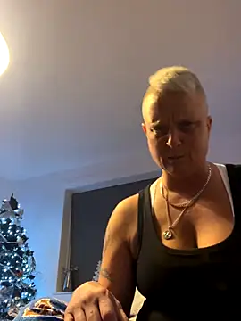 Snapshot of Bendoverbetty3 chatting on December 21, 9:55 pm Bendoverbetty3 online show from December 21, 9:55 pm