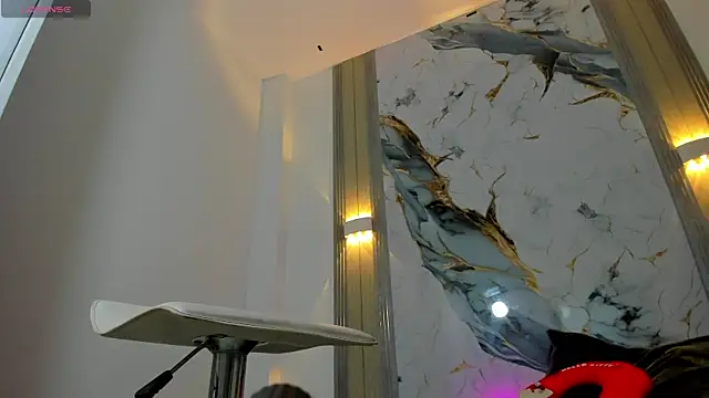 MiaLuxxi online show from April 20, 9:38 pm