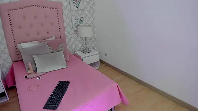 amber  ferrera online show from January 15, 7:50 pm