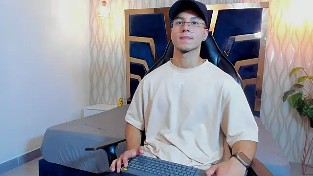 Noah Clarkk online show from March 25, 5:30 pm