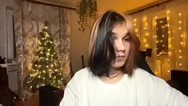 Snapshot of emo_sweet chatting on December 18, 7:31 pm emo sweet online show from December 18, 7:31 pm