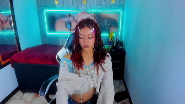 Snapshot of dolly_boob chatting on December 20, 5:03 am dolly boob online show from December 20, 5:03 am