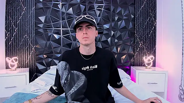 Snapshot of SpaceBoy1 chatting on February 28, 8:54 pm SpaceBoy1 online show from February 28, 8:54 pm