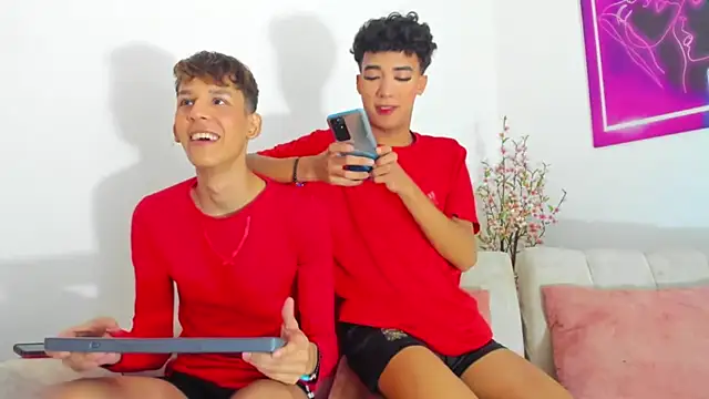 Snapshot of Pleasure_boys_hot chatting on December 20, 9:22 pm Pleasure boys hot online show from December 20, 9:22 pm