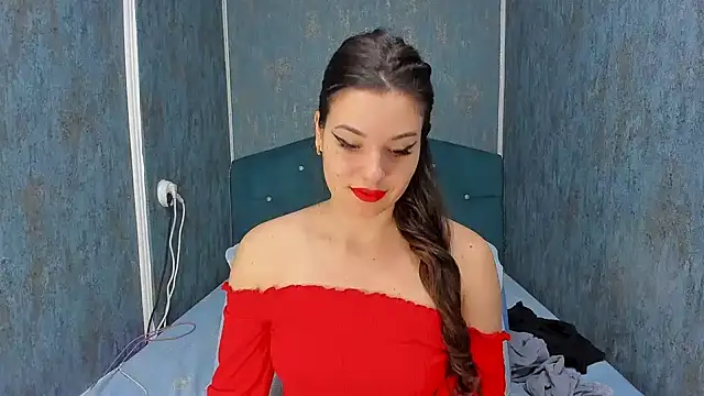 Snapshot of RedAssHottie chatting on February 22, 4:13 am RedAssHottie online show from February 22, 4:13 am