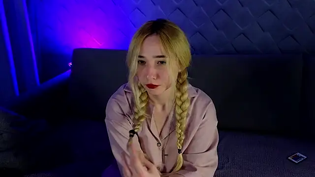 Snapshot of lilcozyvert_ chatting on December 21, 10:39 pm lilcozyvert online show from December 21, 10:39 pm