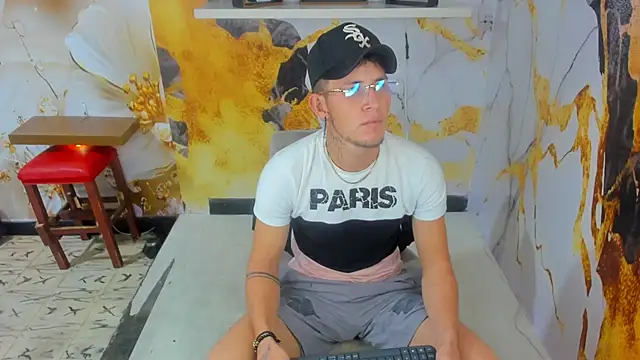 Snapshot of Chuck_LatinBoy chatting on December 21, 5:42 pm Chuck LatinBoy online show from December 21, 5:42 pm