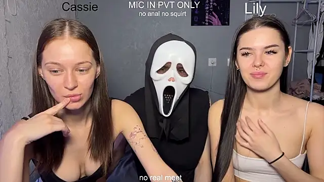 Snapshot of girls_secrets chatting on March 26, 10:21 am girls secrets online show from March 26, 10:21 am