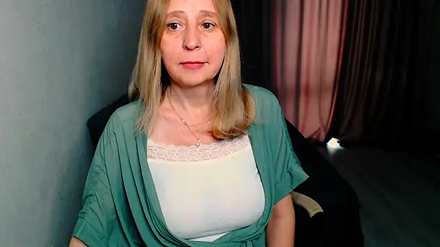 Snapshot of MiLenaMilf chatting on May 17, 6:55 am MiLenaMilf online show from May 17, 6:55 am