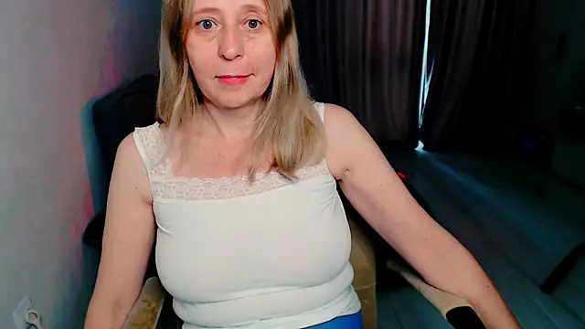 Snapshot of MiLenaMilf chatting on June 5, 9:15 am MiLenaMilf online show from June 5, 9:15 am