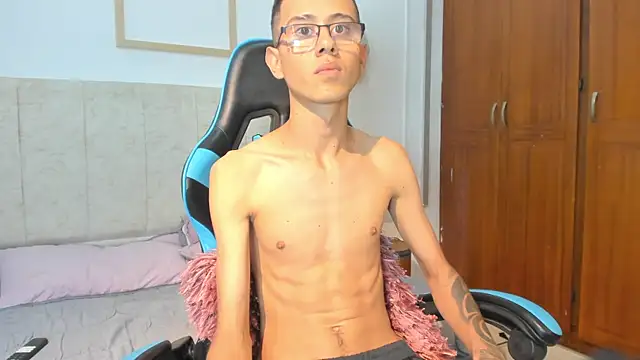 Snapshot of asher_lux chatting on February 4, 6:58 pm asher lux online show from February 4, 6:58 pm