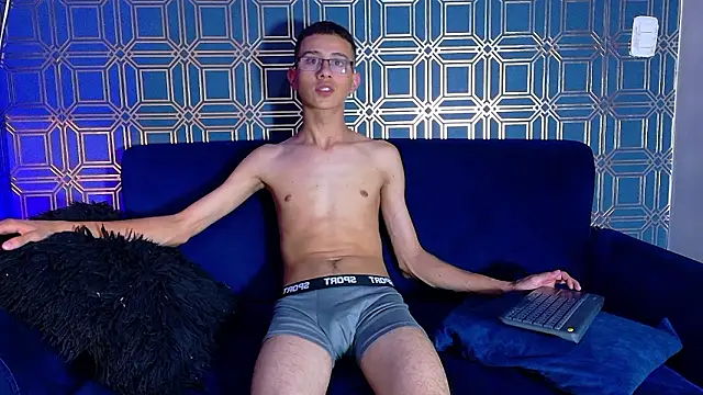 Snapshot of asher_lux chatting on February 5, 8:13 pm asher lux online show from February 5, 8:13 pm