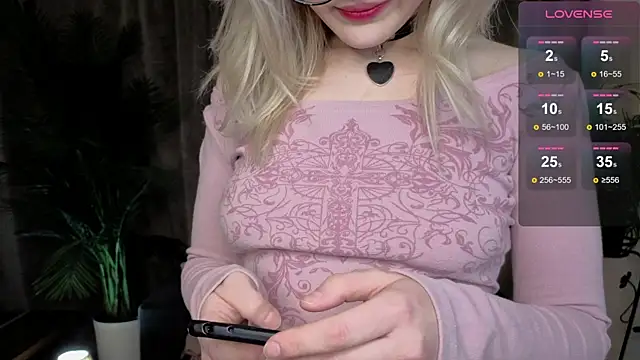 Snapshot of Alice_Mann chatting on January 8, 4:42 pm Alice Mann online show from January 8, 4:42 pm