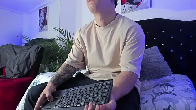 Liam saint online show from April 8, 12:16 pm