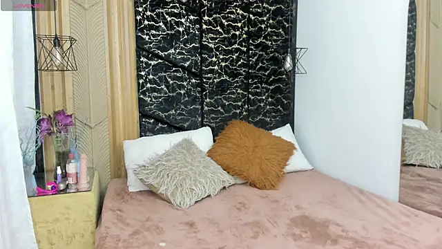 AlahiaEvansz online show from April 10, 12:43 pm