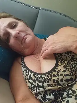 Snapshot of HotAzMilf chatting on February 3, 4:54 am HotAzMilf online show from February 3, 4:54 am