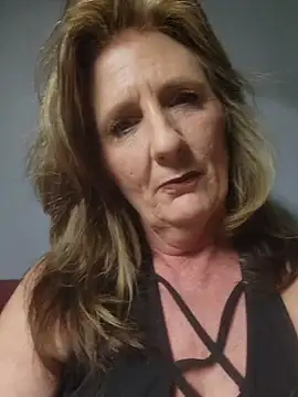 Snapshot of HotAzMilf chatting on February 14, 9:39 am HotAzMilf online show from February 14, 9:39 am