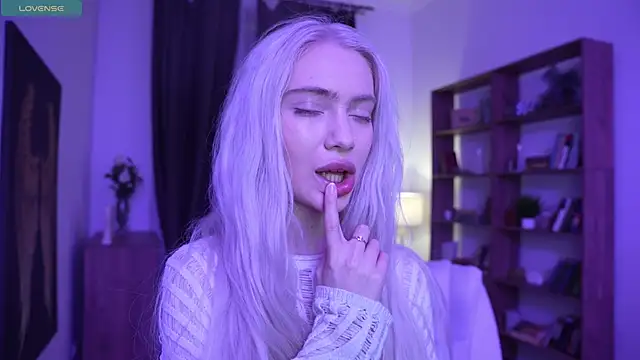 KristalCrowner online show from April 3, 7:23 pm