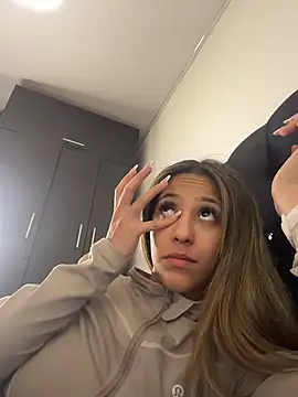 vicky bass  online show from February 13, 2:40 am