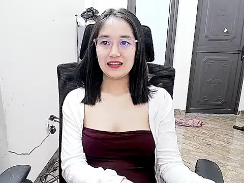 Snapshot of Shulee- chatting on February 23, 3:26 am Shulee- online show from February 23, 3:26 am