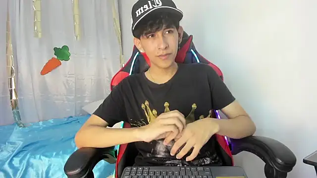 julian xx online show from April 15, 7:10 pm