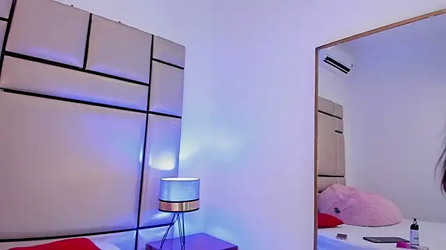 Snapshot of alejandra_loppez chatting on February 3, 8:25 pm alejandra loppez online show from February 3, 8:25 pm