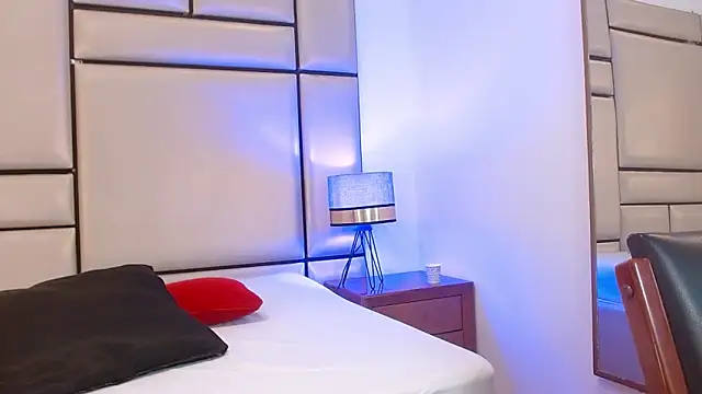 Snapshot of alejandra_loppez chatting on February 4, 7:42 pm alejandra loppez online show from February 4, 7:42 pm