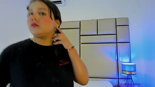 Snapshot of alejandra_loppez chatting on February 20, 7:36 pm alejandra loppez online show from February 20, 7:36 pm