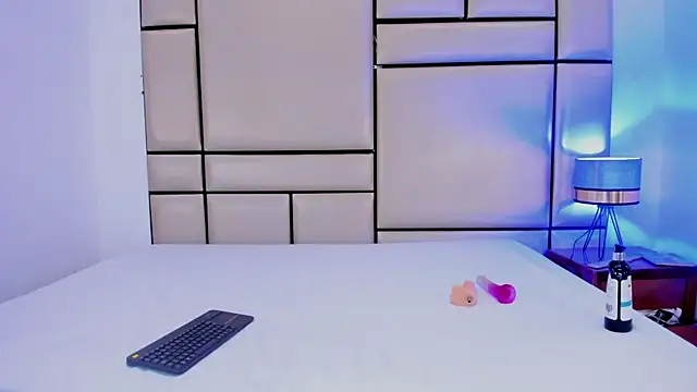 Snapshot of alejandra_loppez chatting on February 21, 7:48 pm alejandra loppez online show from February 21, 7:48 pm