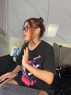 CrystalFairy007 online show from April 13, 4:51 am