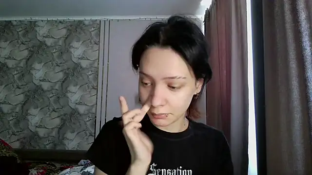 LxayBloom online show from February 19, 8:10 am