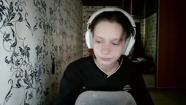 LxayBloom online show from April 11, 7:45 am