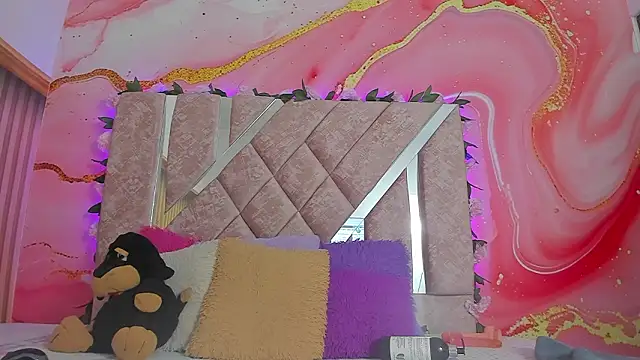 Snapshot of emily_velvet__ chatting on February 16, 6:04 pm emily velvet online show from February 16, 6:04 pm