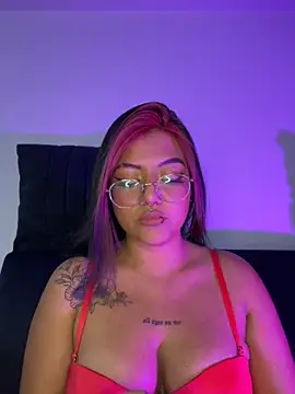 Snapshot of queen_of_you_heart chatting on February 15, 2:08 am queen of you heart online show from February 15, 2:08 am