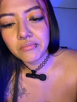 Snapshot of queen_of_you_heart chatting on February 19, 11:34 pm queen of you heart online show from February 19, 11:34 pm