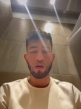 Snapshot of liam_bronw chatting on June 10, 5:01 pm liam bronw online show from June 10, 5:01 pm