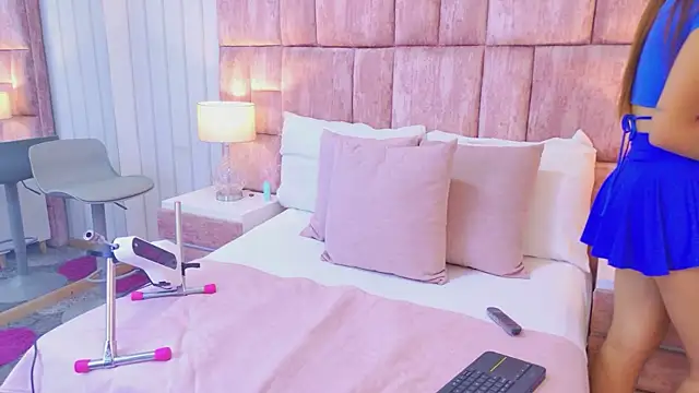 VioletFroost online show from April 6, 7:37 pm