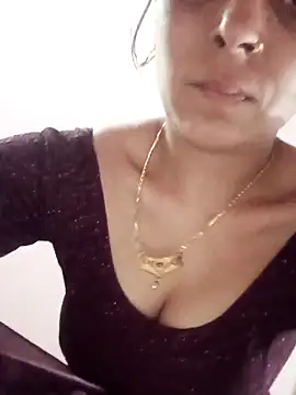 Snapshot of Hot_ree85 chatting on May 14, 1:29 pm Hot ree85 online show from May 14, 1:29 pm