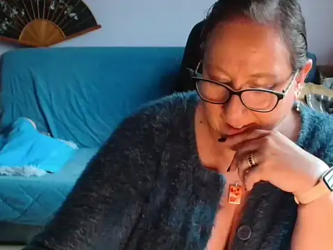 xmyriamx online show from April 5, 8:00 am