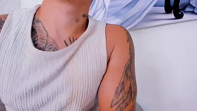 Snapshot of MassimoCo_ chatting on February 7, 9:02 am MassimoCo online show from February 7, 9:02 am