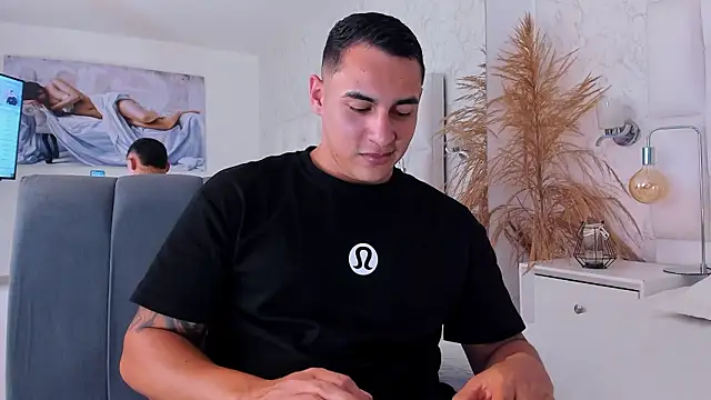 Snapshot of MassimoCo_ chatting on February 11, 10:59 pm MassimoCo online show from February 11, 10:59 pm