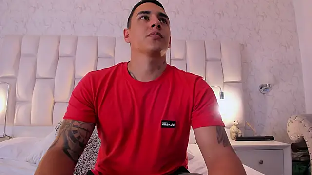 Snapshot of MassimoCo_ chatting on February 28, 11:06 pm MassimoCo online show from February 28, 11:06 pm