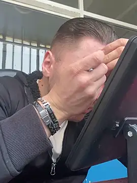 allee2206 online show from April 25, 8:17 am