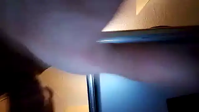 Snapshot of Erz84 chatting on October 9, 10:41 pm Erz84 online show from October 9, 10:41 pm